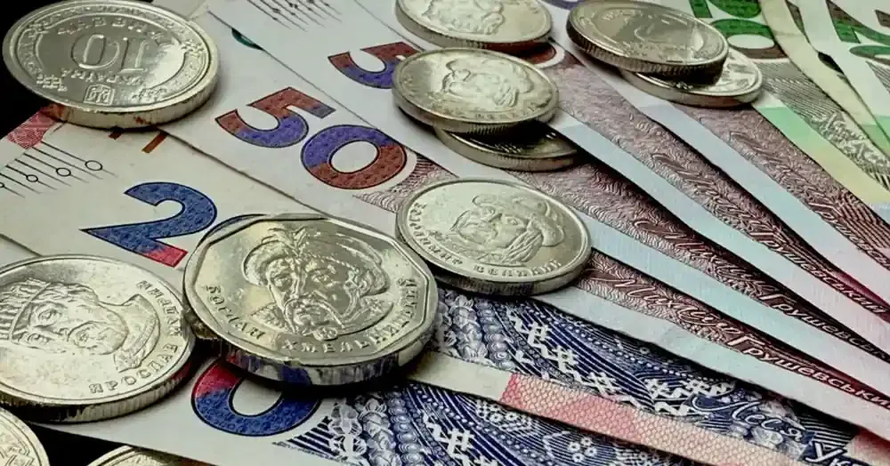 dollar-rallies-euro-slips